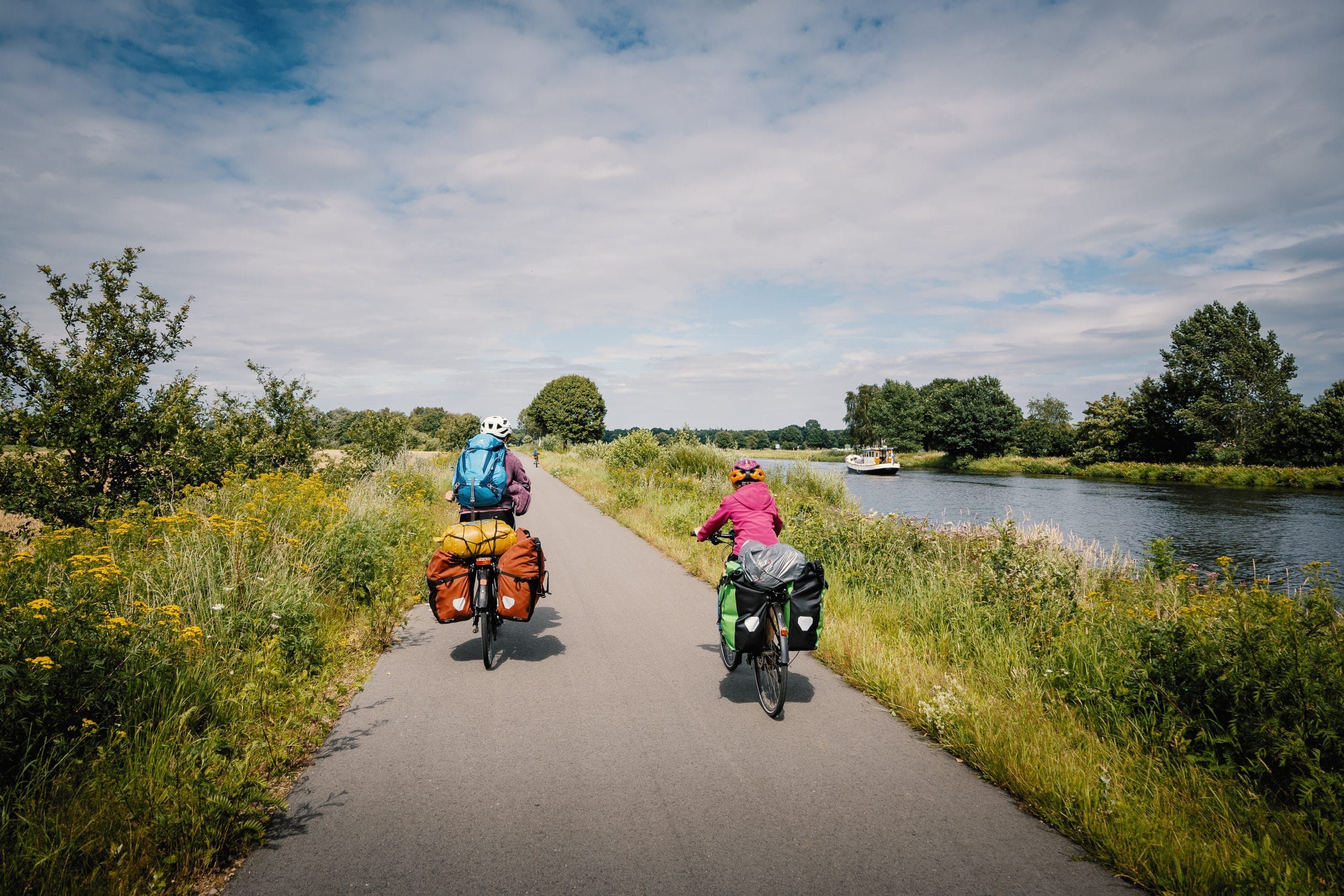 Des cyclistes qui font du cyclo-tourisme