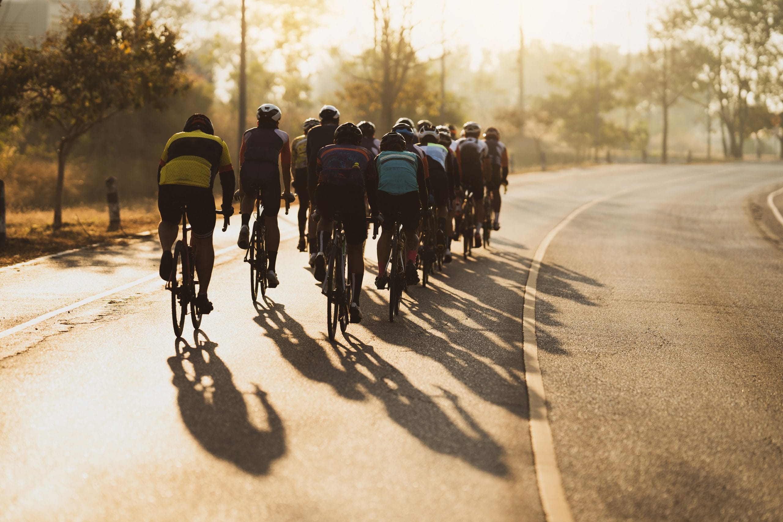 Un groupe de cyclistes qui roule le matin
