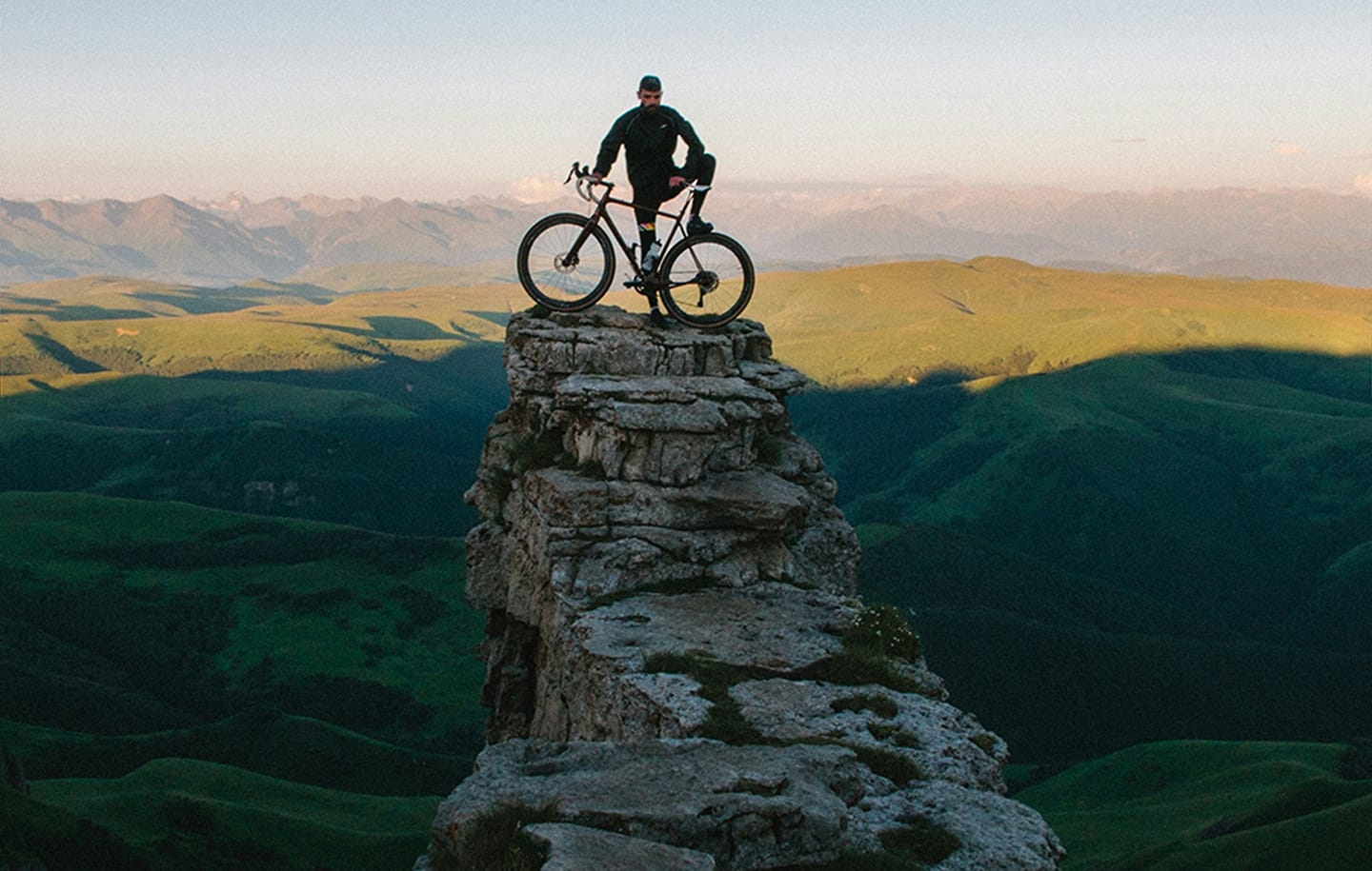 Un cycliste avec un vtt sur une falaise