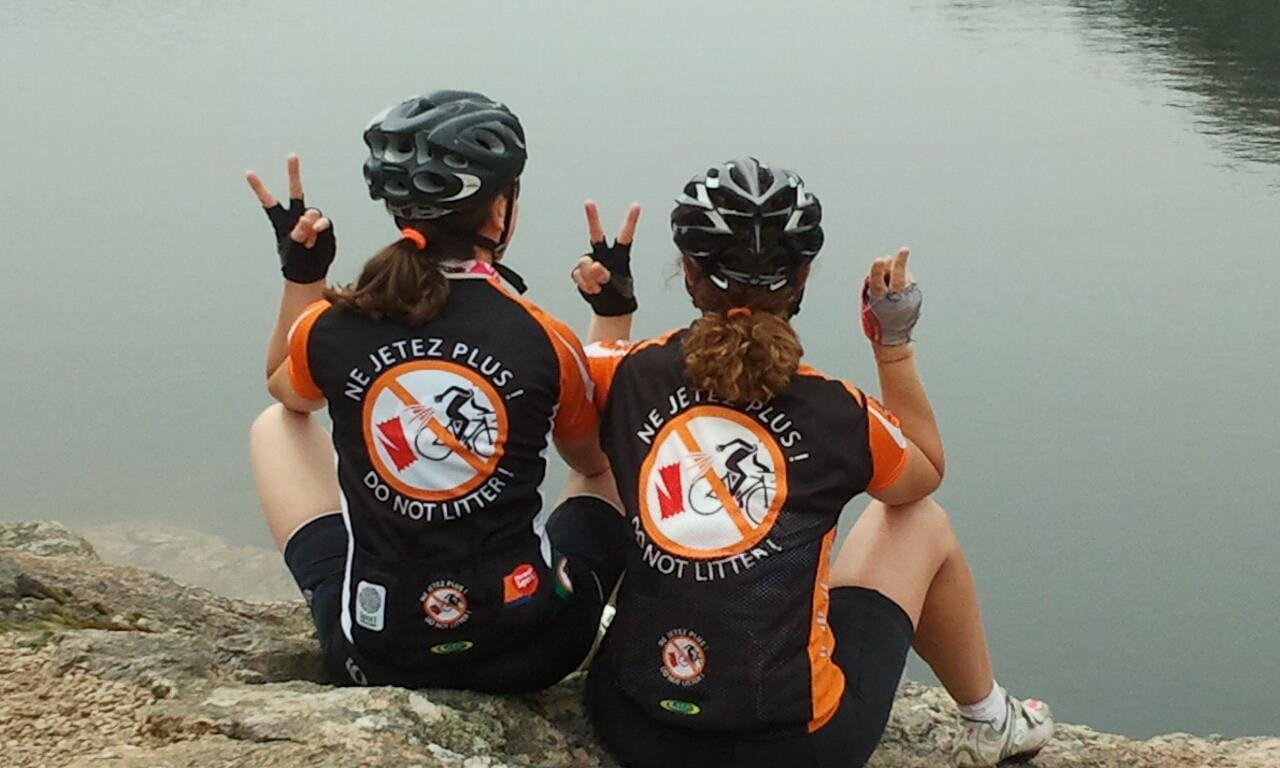Label Ne Jetez plus avec 2 cyclistes du club Team Sud Velo